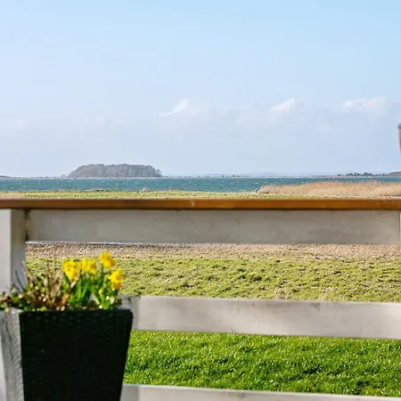 Secluded Retreat By Water - By Traum 펜션